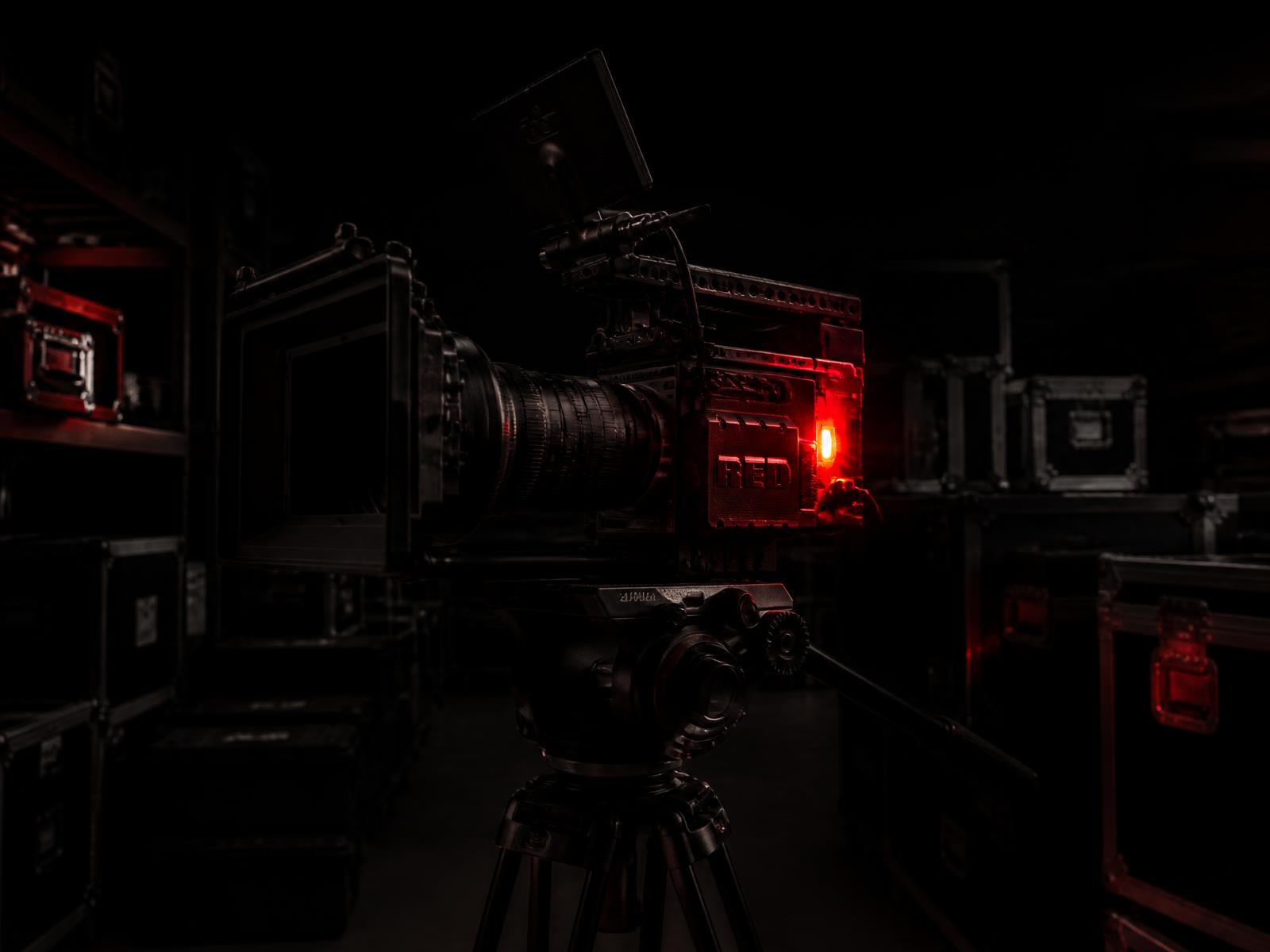 Cámara de cine montada en trípode dentro de la bodega de Booster Films